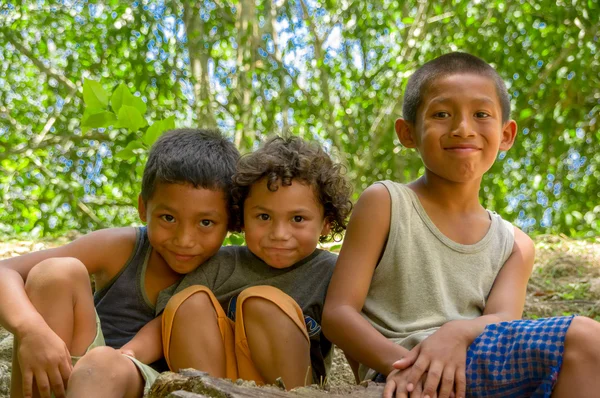 Söta lokala pojkar i Cahal Pech, Belize — Stockfoto