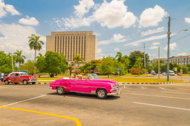 Havana, Küba - 30 Ağustos 2015: taksi ve Turizm taşımacılığı için kullanılan eski klasik Amerikan arabaları.