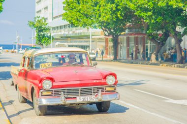 Havana, Küba - 30 Ağustos 2015: taksi ve Turizm taşımacılığı için kullanılan eski klasik Amerikan arabaları.