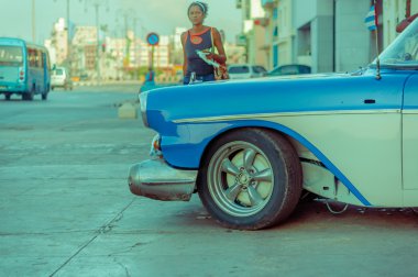Havana, Küba - 30 Ağustos 2015: taksi ve Turizm taşımacılığı için kullanılan eski klasik Amerikan arabaları.