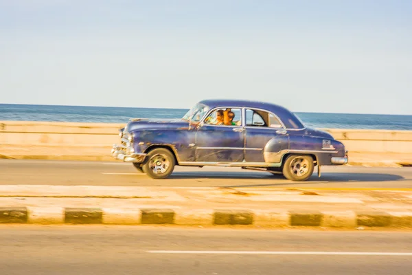 HAVANA, CUBA - 30 AOÛT 2015 : Anciennes voitures classiques américaines utilisées pour le taxi et le transport touristique . — Photo