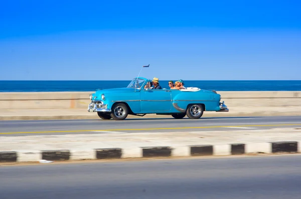 HAVANA, CUBA - 30 AOÛT 2015 : Anciennes voitures classiques américaines utilisées pour le taxi et le transport touristique . — Photo