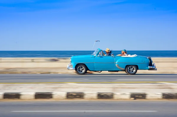 HAVANA, CUBA - 30 AOÛT 2015 : Anciennes voitures classiques américaines utilisées pour le taxi et le transport touristique . — Photo