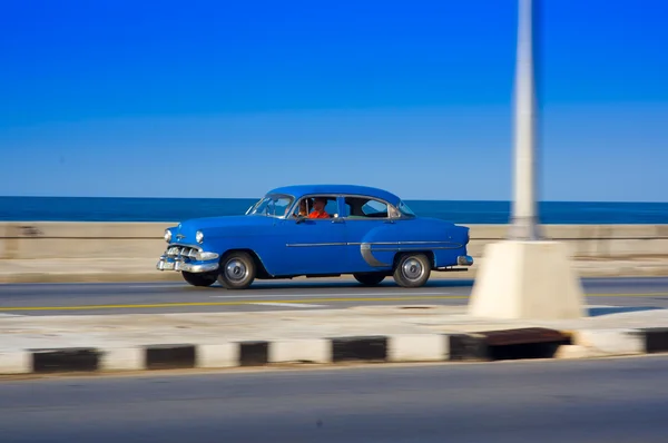 Havana, kuba - 30. august 2015: alte klassische amerikanische autos für taxi und touristentransport. — Stockfoto