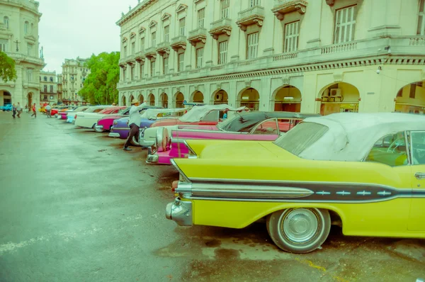 Havana, kuba - dezember 2, 2013: alte klassische amerikanische autos fahren vor der hauptstadt. Vor einem neuen Gesetz vom Oktober 2011 durften Kubaner nur Autos verkaufen, die vor 1959 auf der Straße waren.. — Stockfoto