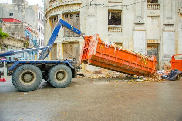 LA HABANA, CUBA - 2 DE DICIEMBRE DE 2013: Vehículo recolector de residuos recogiendo contenedores de basura de la calle — Foto de Stock