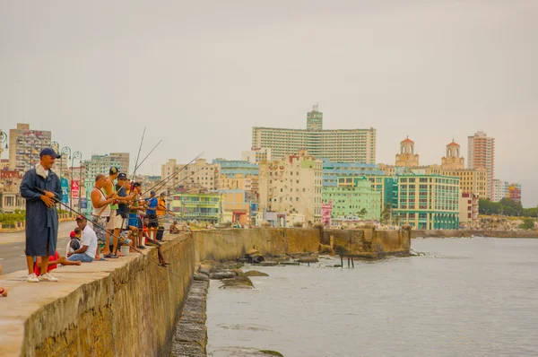 LA HABANA, CUBA - 30 de agosto de 2015: Hombres locales pescan en el mar en la ciudad de La Habana, muelle Malecón. La pesca es un pasatiempo común en Cuba . —  Fotos de Stock