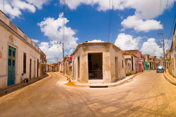 CAMAGUEY, CUBA - 4 de septiembre de 2015: Vista de la calle del centro de la ciudad patrimonio de la UNESCO —  Fotos de Stock