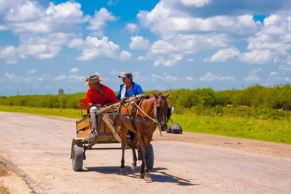 Sancti spiritus, kuba - 5. september 2013: pferd und karre auf einer straße in autobahn, kuba. — Stockfoto