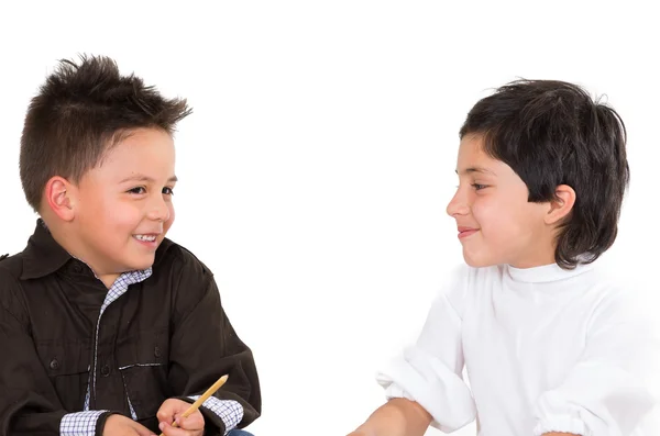 Mignon les jeunes garçons jouer ensemble isolé sur fond blanc — Photo