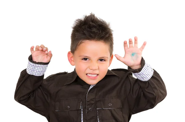 Anak laki-laki kecil yang lucu terisolasi membuat wajah intens dengan tangan di atas latar belakang putih — Stok Foto
