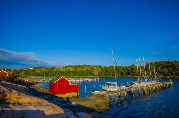 Bellissimo paesaggio di un molo nella costa occidentale svedese — Foto Stock