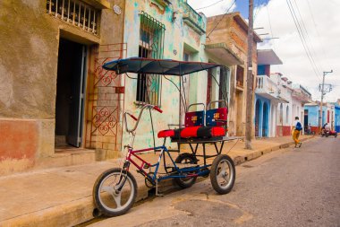 Camagüey, Cuba - 4 Eylül 2015: nakliye turist ve ürünler için bir taksi olarak kullanılan değiştirilmiş bir bisiklet bicitaxi olduğunu.