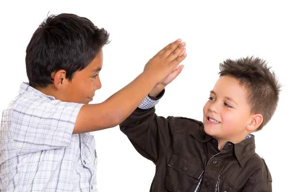 Twee kleine Spaanse jongens geven hoge vijf en lacht om elkaar — Stockfoto