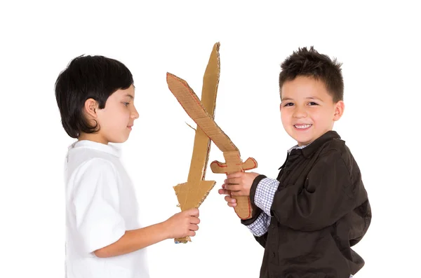 Dos niños pequeños simulando lucha espada usando juguetes y escudo casero, fondo blanco —  Fotos de Stock