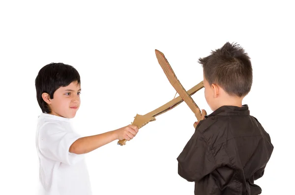 Dos niños pequeños simulando lucha espada usando juguetes y escudo casero, fondo blanco — Foto de Stock