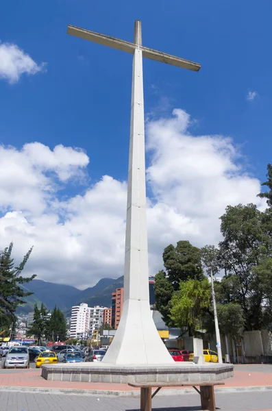 Cette croix est située dans le parc de La Carolina et a été construite pour la visite des papes à Quito 1982 — Photo