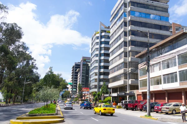 Tolles Bild vom modernen Teil des Quitos, der neue Architektur mit charmanten Straßen und grüner Umgebung verbindet — Stockfoto