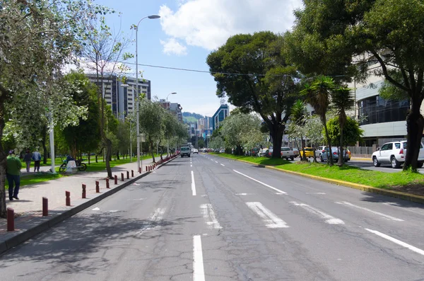 Great image from modern part of Quito mixing new architecture with charming streets and green sourroundings — Stock fotografie