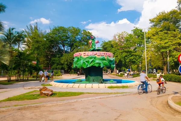 CAMAGUEY, CUBA - 4 de setembro de 2015: Vista de rua do centro da cidade patrimonial da UNESCO — Fotografia de Stock