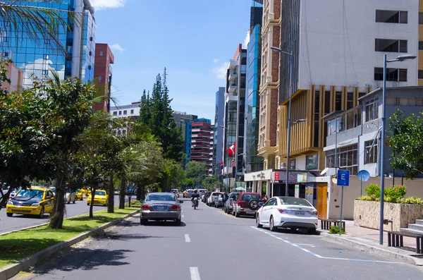 Gran imagen de la parte moderna de Quito mezclando nueva arquitectura con calles encantadoras y alrededores verdes —  Fotos de Stock
