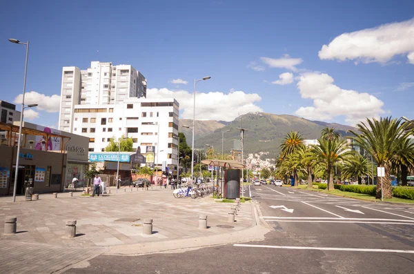 Avenida Naciones Unidas en un bonito día soleado con volcán Pichincha al fondo —  Fotos de Stock