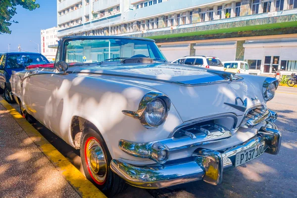La Habana, Cuba - 30 de agosto de 2015: Viejos coches clásicos americanos utilizados para el transporte de taxis y turistas . — Foto de Stock