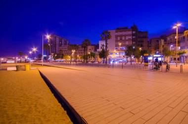 Güzel Barcelona beach Caddesi şirin koyu sarı ışık ve açık mavi gökyüzü gece