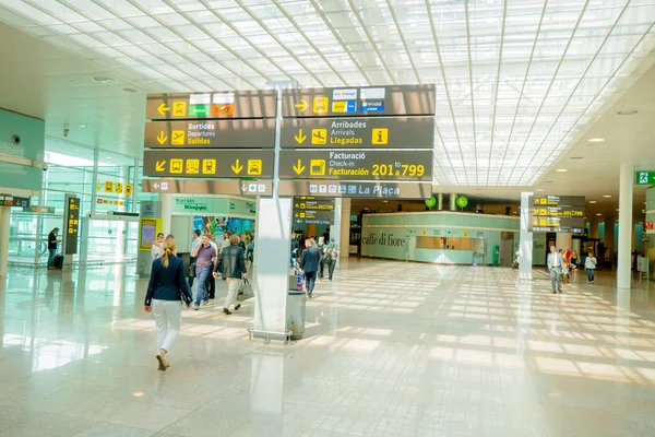 BARCELONA, ESPAÑA - 8 DE AGOSTO DE 2015: Terminal de llegadas interiores que atraviesa el edificio con letreros e información en el aeropuerto — Foto de Stock