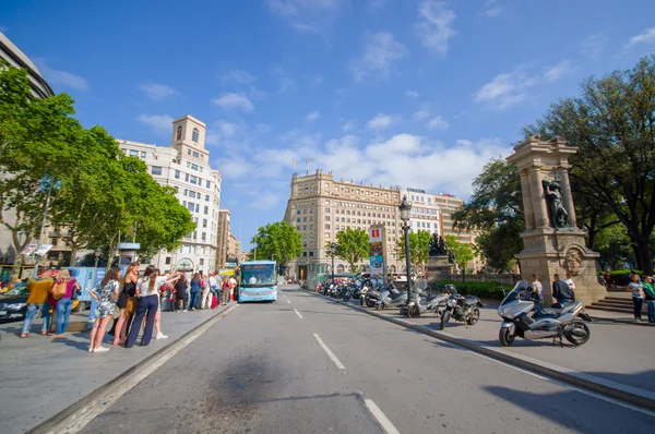 Belle architecture de Barcelone avec des bâtiments de style européen et des décorations au centre-ville, entourés de verdure journée ensoleillée — Photo