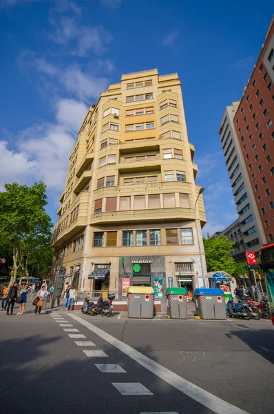 Bela arquitetura Barcelona com edifícios de estilo europeu e decorações no centro da cidade, dia ensolarado verde — Fotografia de Stock