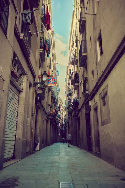 Pintoresco encantador Barcelona estrecha calle trasera, altos muros de hormigón gris en ambos lados crea un ambiente oscuro — Foto de Stock