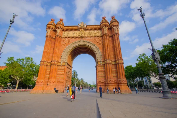 Espectacular triunfo de arco famoso en Barcelona en un hermoso día soleado — Foto de Stock