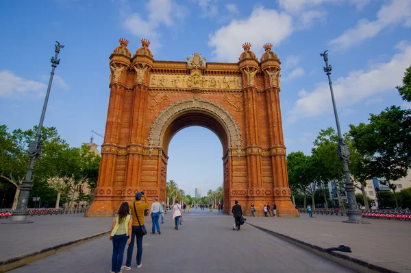 Spectaculaire célèbre arc triomphe à Barcelone par une belle journée ensoleillée — Photo