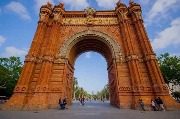 Spectacular famous arch triumph in Barcelona on a beautiful sunny day — Stock Photo, Image