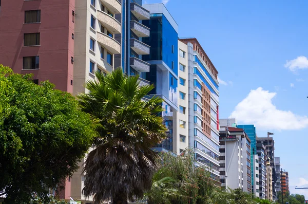 Grande immagine dalla parte moderna di Quito mescolando nuova architettura con strade affascinanti e dintorni verdi — Foto Stock