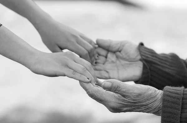 Primer plano abuela nieta cogida de la mano, al aire libre ambiente en blanco y negro edición —  Fotos de Stock