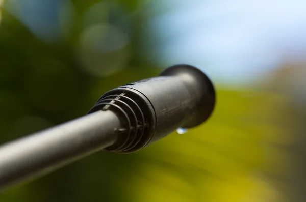 Tête noire rapprochée du nettoyeur d'eau haute pression à mesure que le faisceau d'eau émerge — Photo