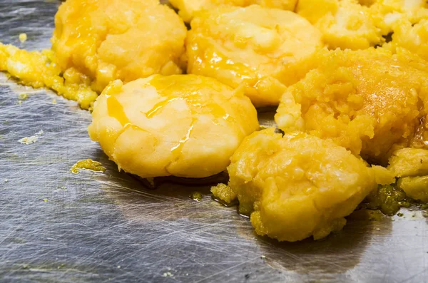 Gâteaux de pommes de terre équatoriens typiques appelés llapingachos avec une délicieuse cuisson de remplissage au fromage sur une surface métallique — Photo