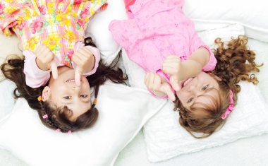 Genç güzel İspanyol kız oynama ve birbirimizi mutlu kameraya gülümseyen kucaklayan aşağı yalan atış açısı yukarıdan