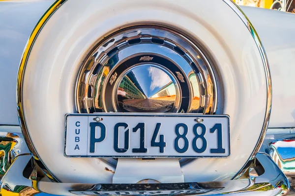 TRINIDAD, CUBA - SEPTEMBER 8, 2015: Old American cars used everyday due to embargo — Stock Photo, Image