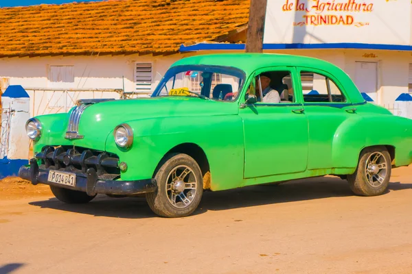 Trinidad, Kuba - 8 września 2015: Stare amerykańskie samochody używane codziennie odpowiednim do embargo — Zdjęcie stockowe