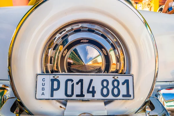 TRINIDAD, CUBA - SEPTEMBER 8, 2015: Old American cars used everyday due to embargo — Stock Photo, Image