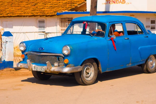 TRINIDAD, CUBA - 8 SEPTEMBRE 2015 : De vieilles voitures américaines utilisées tous les jours en raison de l'embargo — Photo
