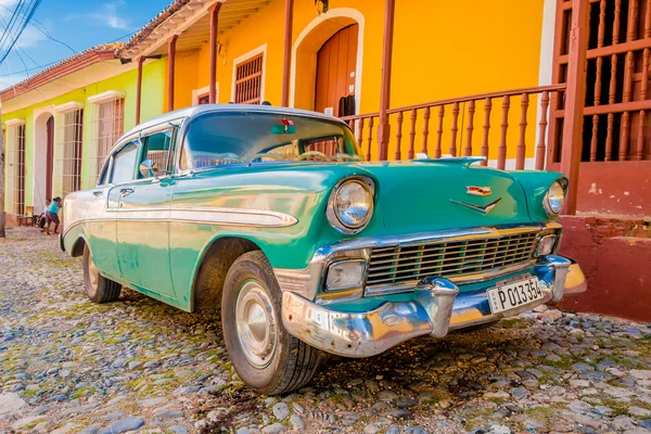 TRINIDAD, CUBA - SETEMBRO 8, 2015: Velhos carros americanos usados todos os dias devido ao embargo — Fotografia de Stock