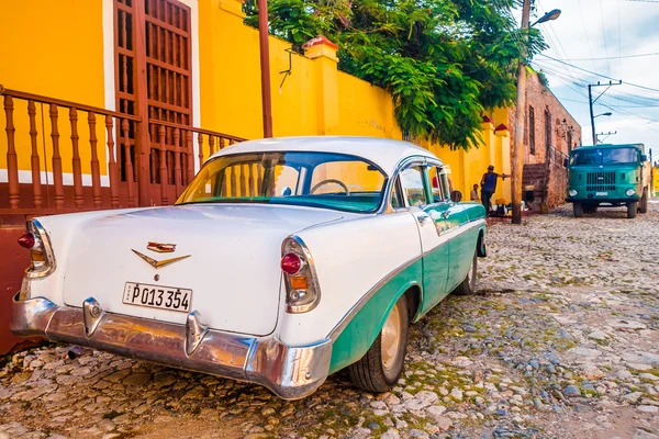 Trinidad, Küba - 8 Eylül 2015: Eski Amerikan arabaları ambargo için her gün nedeniyle kullanılan — Stok fotoğraf