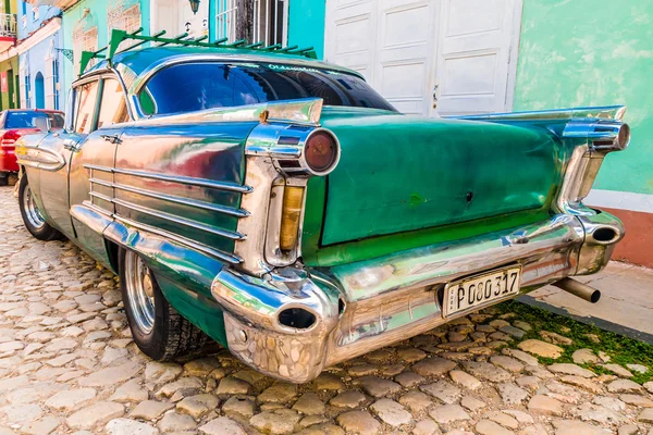 TRINIDAD, CUBA - SETEMBRO 8, 2015: Velhos carros americanos usados todos os dias devido ao embargo Imagem De Stock