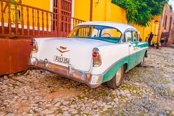 Trinidad, Kuba - 8 September 2015: Gamla amerikanska bilar vardagliga vederbörlig brukade embargo Stockfoto