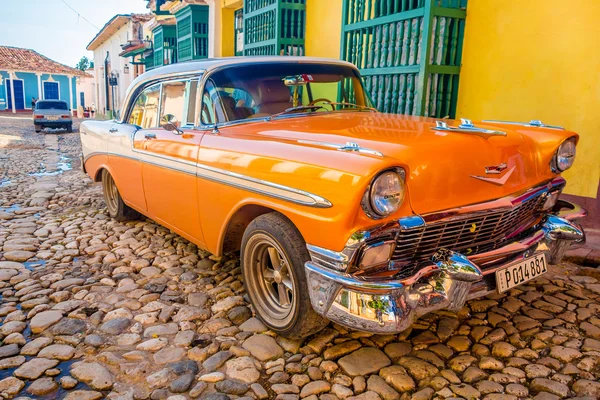 TRINIDAD, CUBA - SETEMBRO 8, 2015: Velhos carros americanos usados todos os dias devido ao embargo Imagens Royalty-Free