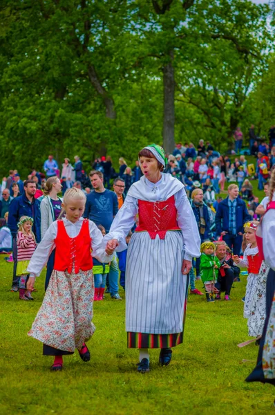 Tančí kolem Májku letního slunovratu, Gothemburg, Švédsko — Stock fotografie